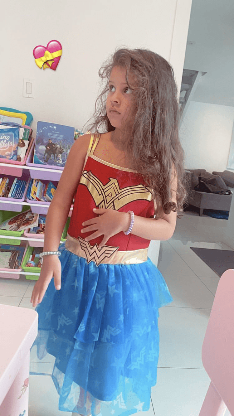 Anabella es la mayor, y su nombre es de origen italiano, variante del nombre hebreo 
<i>Channah</i>, que significa "gracia", y del nombre francés 
<i>Belle</i>, que significa "bella".