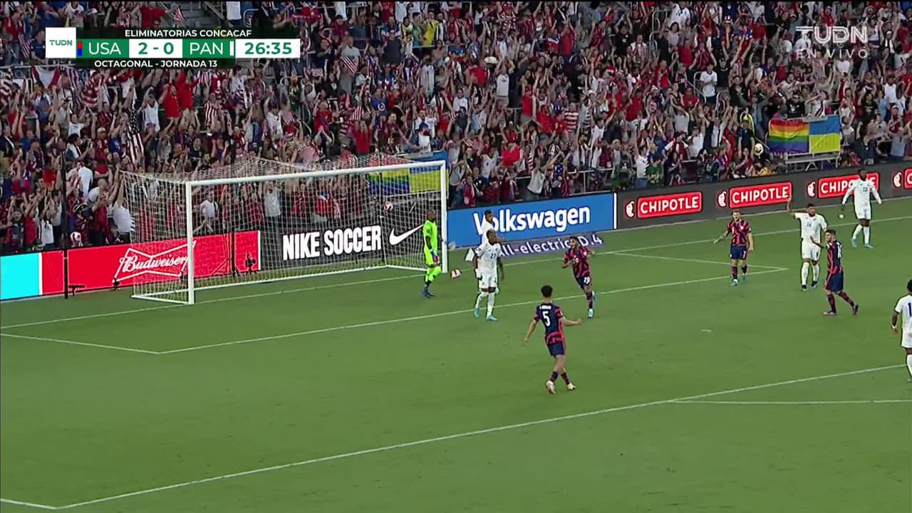 ¡GOL!  anota para Estados Unidos. Jesús Ferreira