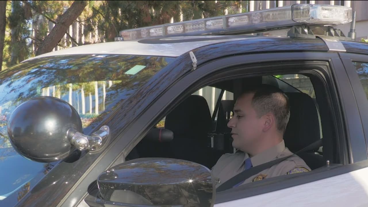 <b>3 No te bajes del carro</b>
<br> 
<br>El oficial Meza explica que la recomendación de CHP es no descender del vehículo a menos que se sepa exactamente qué es lo que pasa con el auto.