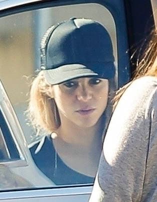 De acuerdo con su denuncia, el individuo llevaría cerca de dos años acechándola a las afueras de su mansión y cuando sale a hacer diligencias.