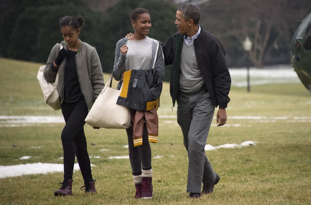 En 2014, el electorado y los seguidores de la familia Obama no pudieron más que reconocer que las dos hijas del Presidente habían dejado atrás su infancia en la Casa Blanca y que ahora se aventuraban a la adolescencia. La pequeña Sasha en sus vacaciones en Hawaii sorprendió al mostrar una estatura que casi igualaba a la de su padre. ( JIM WATSON/AFP/Getty Images)