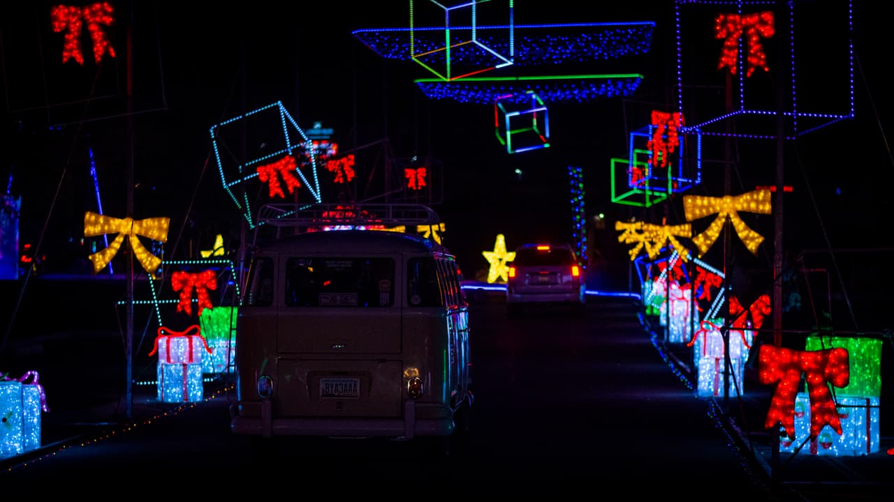 El recorrido navideño toma lugar el Salt River Fields en Scottsdale, Arizona 
<a href="https://g.page/saltriverfieldsattalkingstick?share" target="_blank">[7555 N Pima Rd. Scottsdale, AZ 85258]. </a>