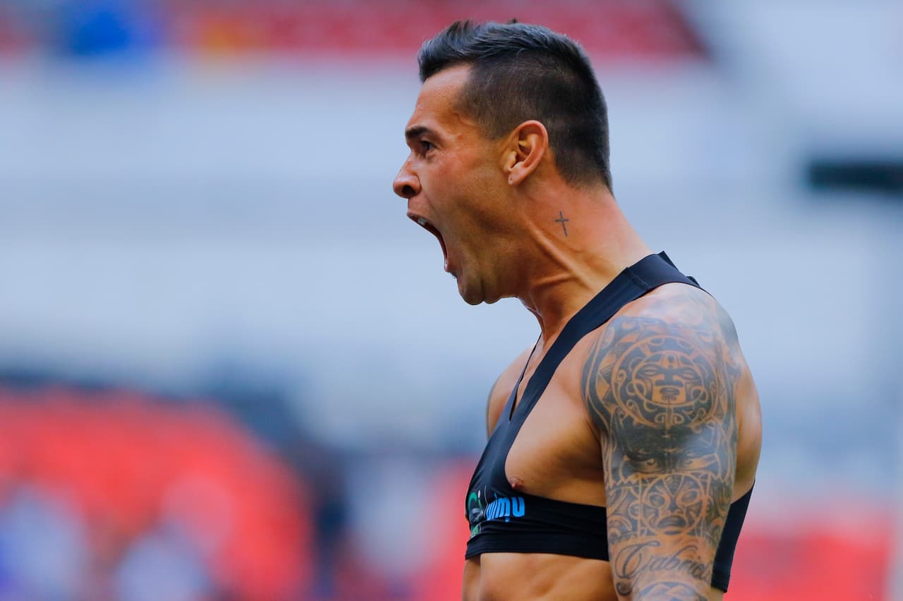 Ya sin su playera, el argentino Milton Caraglio continuó la celebración por haber marcado el gol 10 mil en la historia del Estadio Azteca.