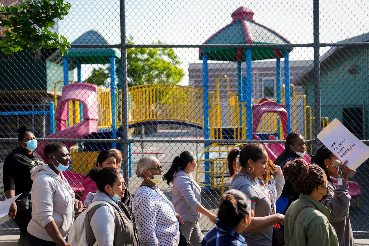 Padres cuestionan que alberguen a inmigrantes en gimnasios de escuelas públicas