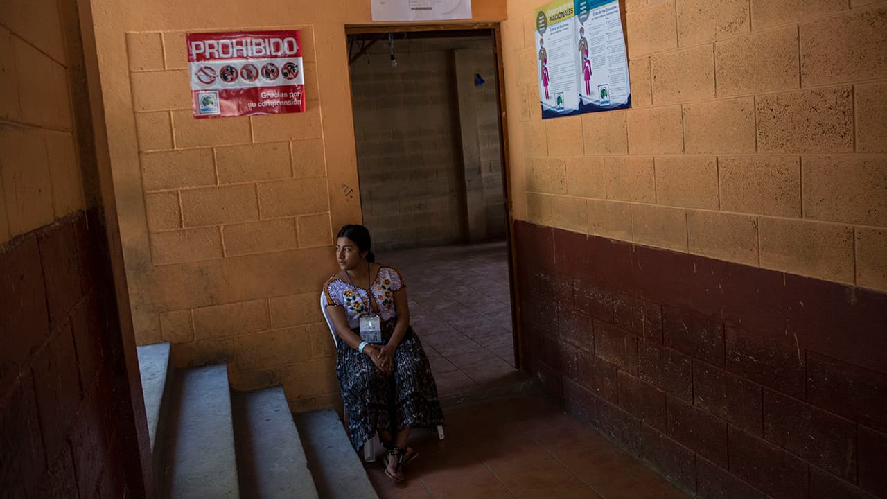 Keila Noelia Choc Martínez vigila como trabajadora electoral, afuera de una estación de votación en Chinautla este domingo.