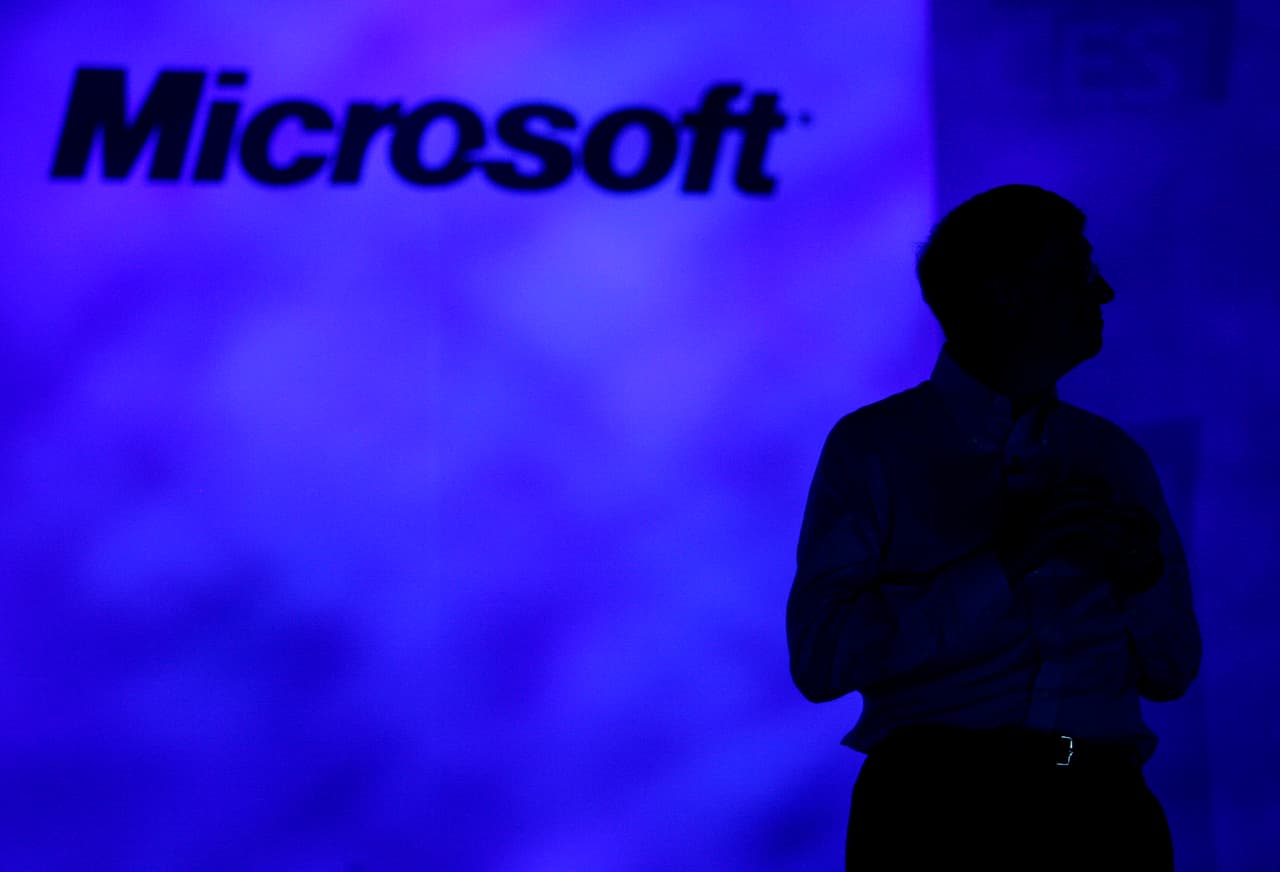 <b>La gran inversión de Microsoft, octubre de 2006.</b> La empresa de Bill Gates compró una participación del 1.6% en Facebook por 240 millones de dólares, lo que hizo que el total de Facebook alcanzara un valor de 15,000 millones de dólares. Un mes después la compañía lanzó un programa de anuncios que rastrea el comportamiento de los usuarios de Facebook en sitios de terceros, un desastre para sus relaciones públicas ya que muchos usuarios se preocuparon por la privacidad.