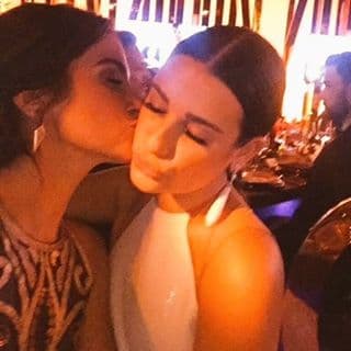 Lea Michele recibiendo un besito.