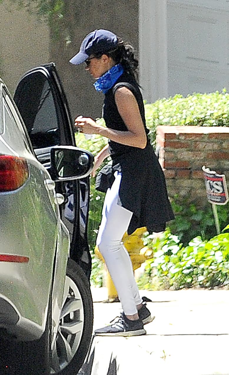 Con un atuendo mucho más cómodo e informal, la actriz sorprendió a quienes acostumbraban verla usando ropa de alta costura que esta vez cambió por pañuelos azules, a manera de mascarilla para protegerse del covid-19.