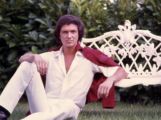 En su siguiente cambio, apareció con una imagen madura y gallarda, más acorde con su madurez personal y musical.