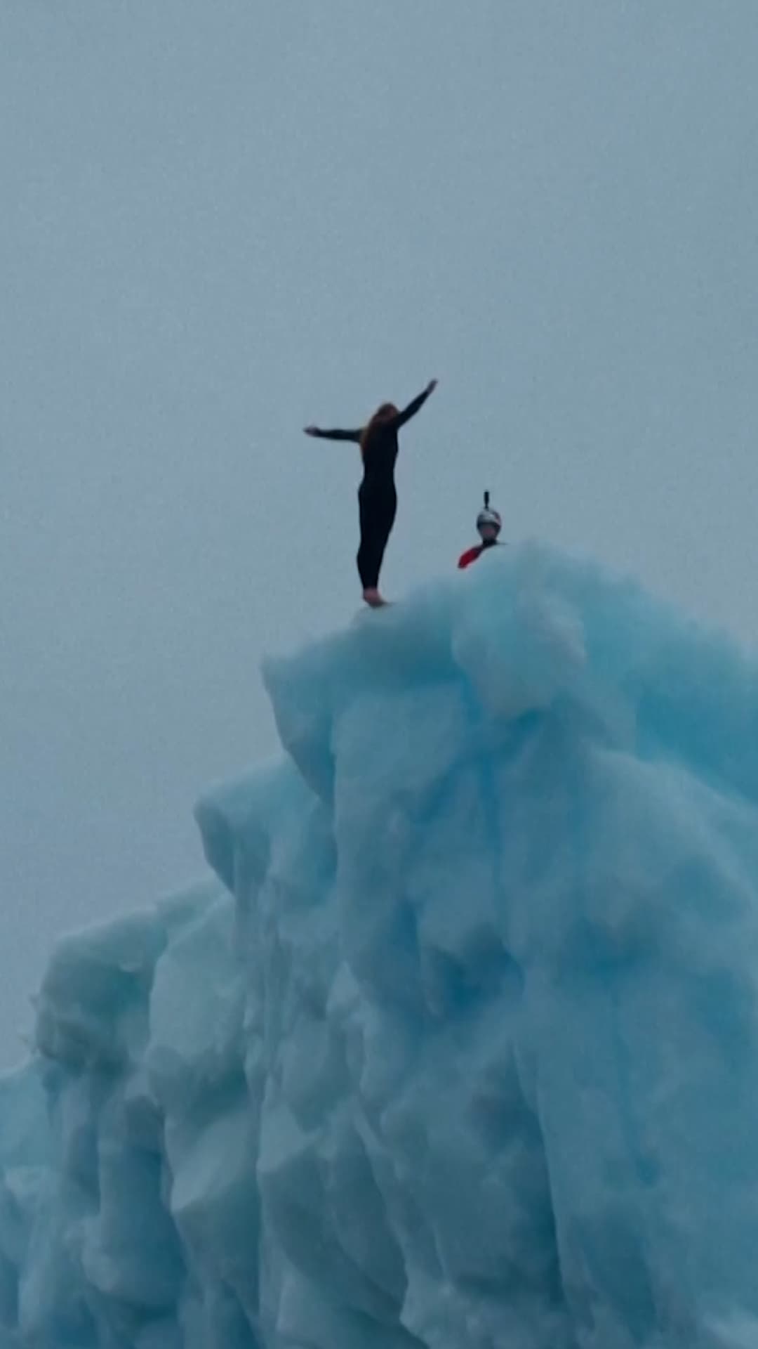 La primera mujer en saltar desde un iceberg