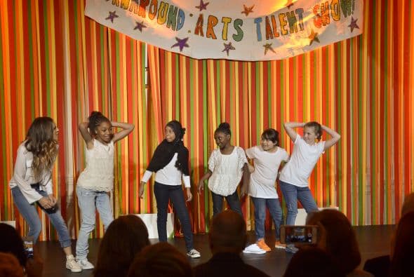 "Llevo seis años en esta iniciativa y el colegio en el que participo básicamente ha renacido. Sus pasillos y clases desprenden una sensación de orgullo renovado", dijo Parker, que ha dado clases presenciales y a distancia en la escuela King de Portland (Oregón).