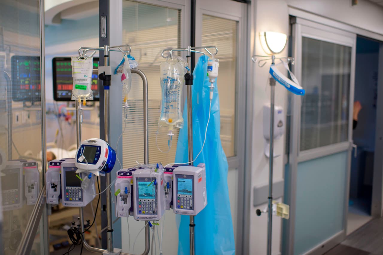 Hernández dijo que el pequeño Kona no resultó positivo al coronavirus, continúa internado en cuidados intensivos pero que se está alimentando bien y espera pronto tenerlo en casa. Agregó que lo único que lamenta es no haber abrazado a su esposa antes de despedirse de ella cuando llegó al hospital. En cuanto a la
<b><a href="https://www.univision.com/temas/vacuna-covid-19-houston">vacuna contra el covid-19,</a></b> su opinión no ha cambiado, aunque en algunos momentos tiene dudas y cruza por su mente la posibilidad de vacunarse él y a sus hijos.
<br>