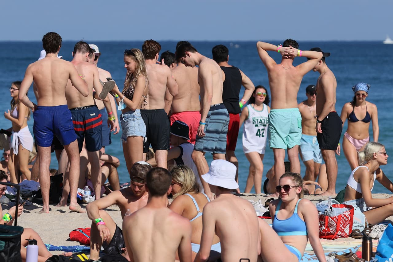 Miles de estudiantes en vacaciones de primavera o Spring Break han llegado en la última semana al sur de Florida, para salir de fiesta e ir a la playa.
<br>