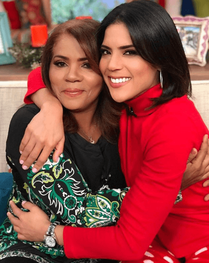 De acuerdo a las declaraciones de la conductora dominicana, su madre, Divina Montero, ha sido su más grande apoyo en la vida, por lo que busca que ella se sienta orgullosa de sus logros y ahora de verla llegar al altar con el “vestido blanco”, tal cual como en el tema que escuchaban juntas hace años.
<br>