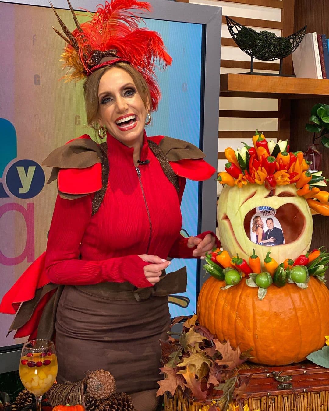 Su alegría y espontaneidad no faltó este año y hasta de un lindo pavito la vimos disfrazarse para llevar alegría al público.