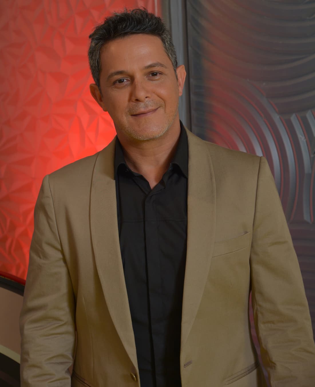 Alejandro llega a Premios Juventud como uno de los artistas con mayo éxito.