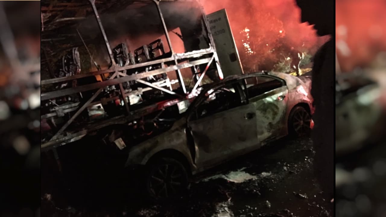 Una persona muere en un choque entre el camión de un equipo de basquetbol y un automóvil