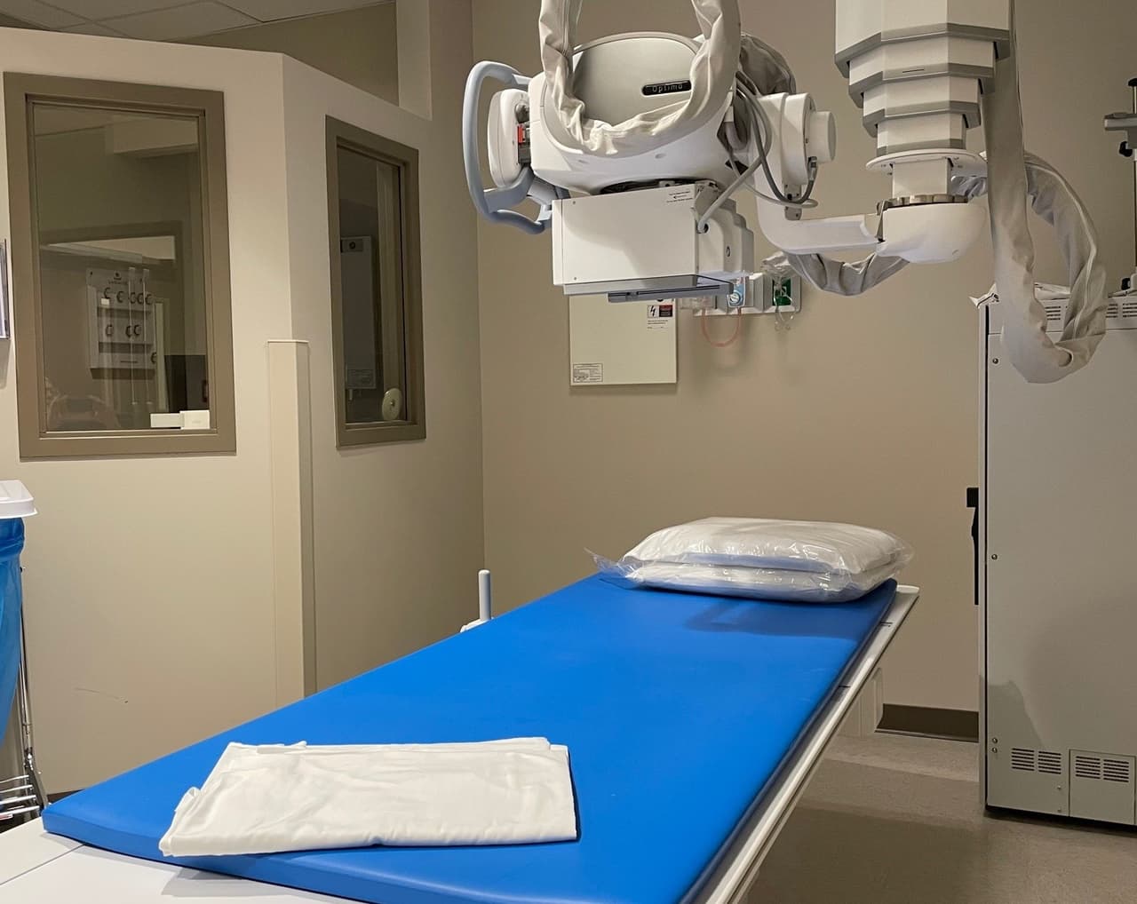 “Los pacientes con dolor abdominal, esguinces y huesos rotos, laceraciones, neumonía y gripe son típicos de los tipos de afecciones que esperamos ver en el departamento de emergencias”, explicó la Dra. Sara Beckett, directora médica de Servicios de Emergencia del Hospital Abrazo Cave Creek.
<br>