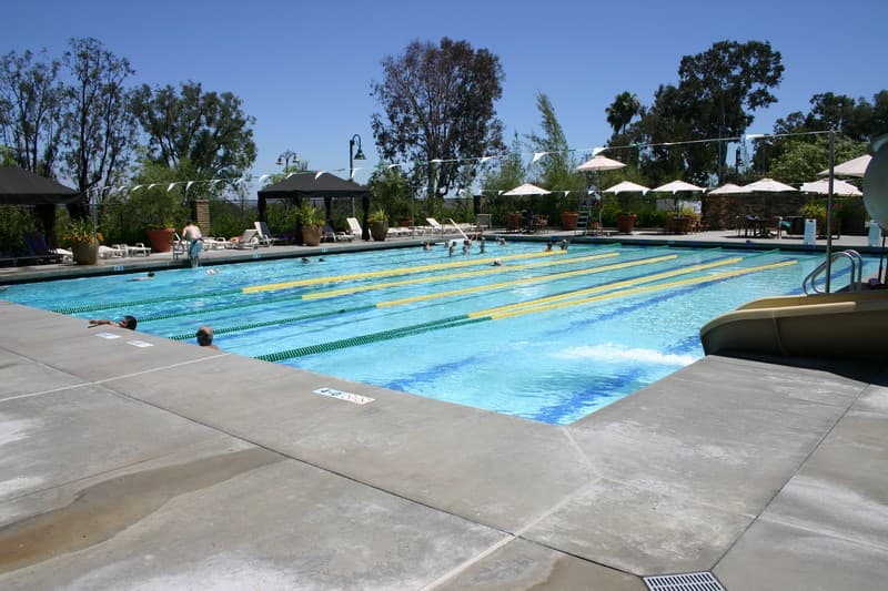 Muere un niño de 1 año tras ahogarse en una piscina de centro recreativo en California