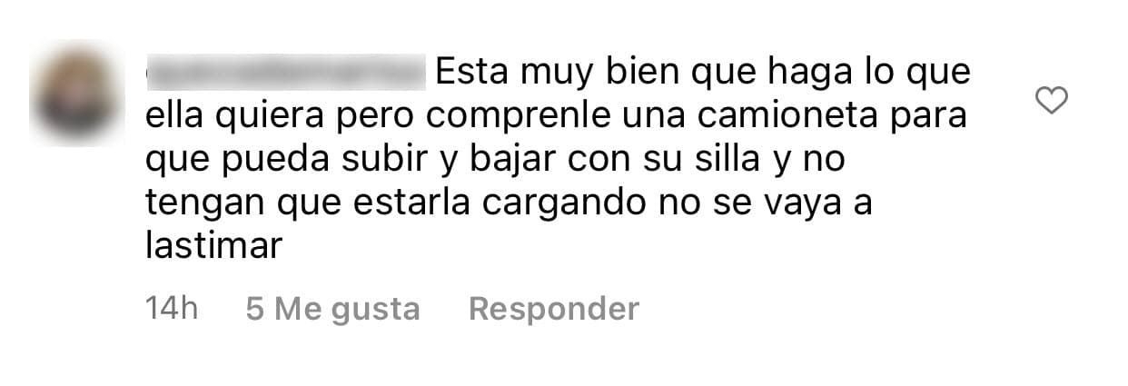 Ante esto, una seguidora más de la hija mayor de la legendaria actriz pidió a la familia que le compren a la también productora "
<b>una camioneta para que pueda subir y bajar</b> con su silla (de ruedas) y no tengan que estarla cargando".
<br>