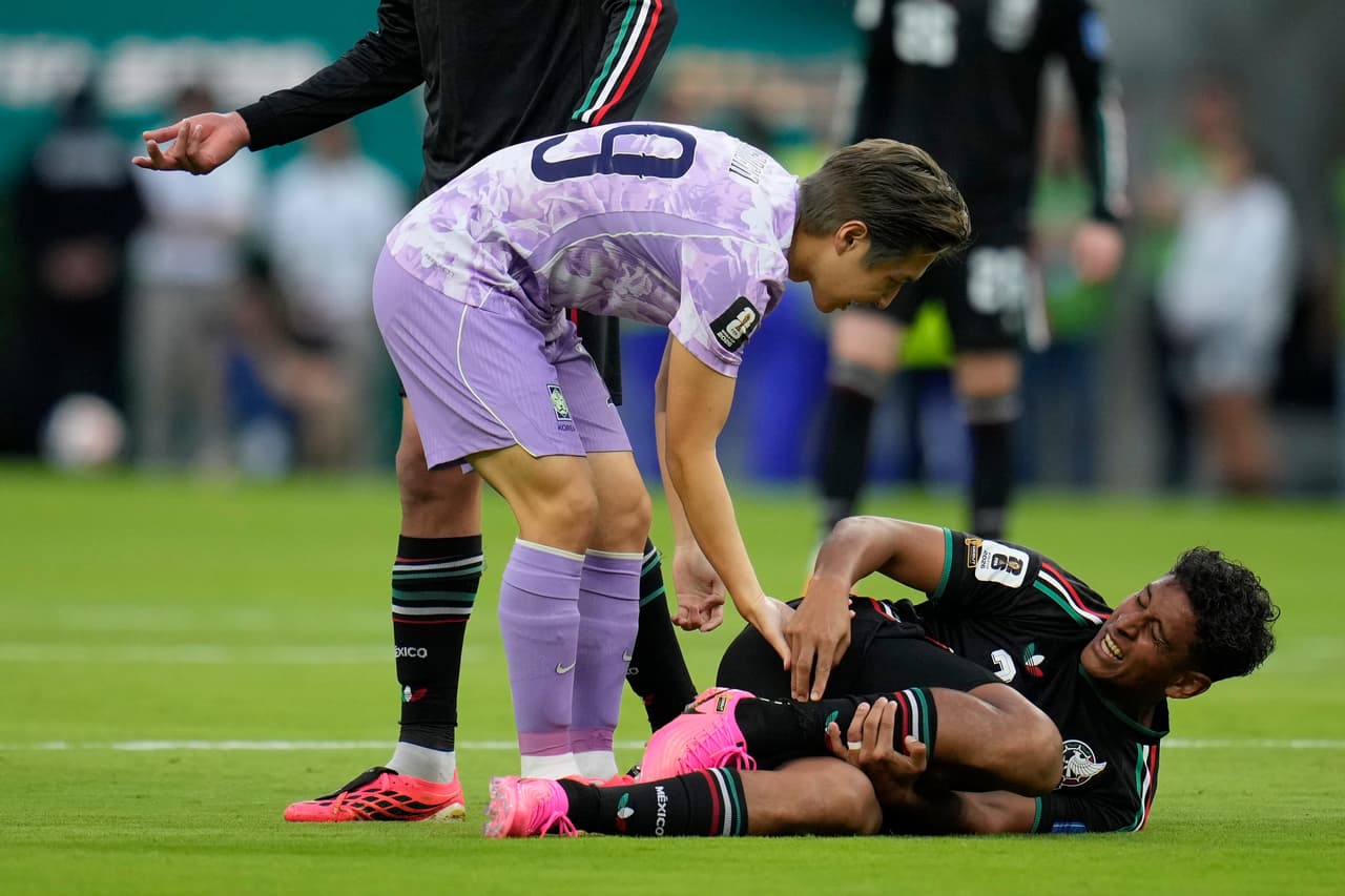 El mexicano Luis Romo (7) reacciona con dolor durante el partido de fútbol del Grupo A de la Copa del Mundo entre México y Corea del Sur en Zapopan, cerca de Guadalajara, México, el jueves 18 de junio de 2026.