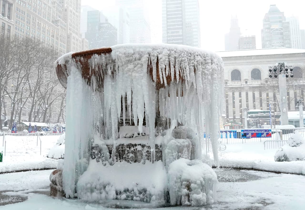 La fuente congelada Josephine Shaw Lowell Memorial en Bryant Park