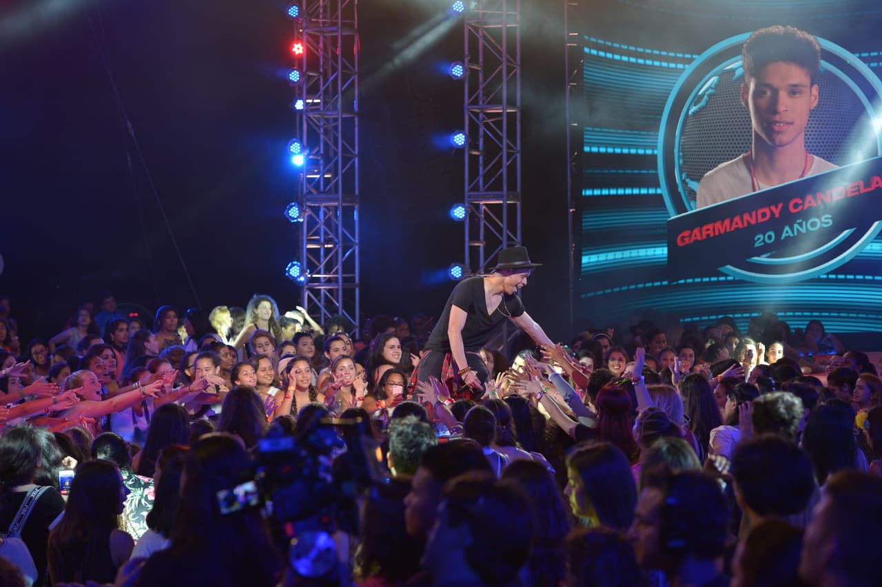Aunque sus padres están divorciados, Garmandy los llevó con ellos. Y es que no dejaba de ver la foto de ambos.