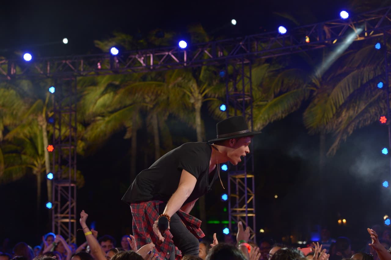 Aunque sus padres están divorciados, Garmandy los llevó con ellos. Y es que no dejaba de ver la foto de ambos.