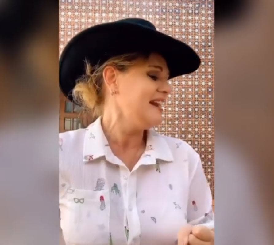 <b>Erika</b> 
<b>Buenfil casi le rogó </b>para convencerlo: "Le dije ‘me bronceo, me maquillo, me veo bonita, me cuido' y pues no. No me dejó". 
<br>