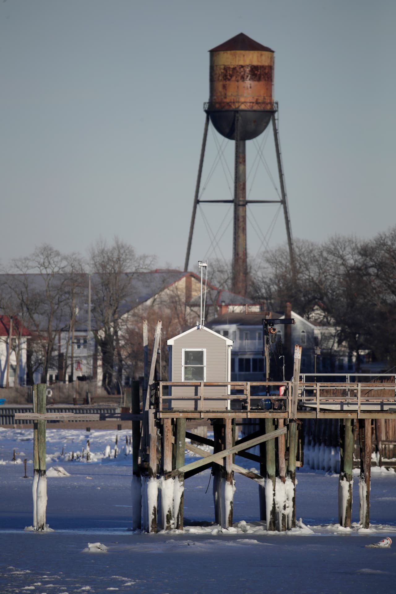 El agua de la bahía de Raritan se ve congelada debajo de un muelle en Keyport, Nueva Jersey. En ciudades como ciudades Filadelfia (Pennsylvania) , Nueva York (Nueva York) y Atlantic City (Nueva Jersey) las cantidades pronosticadas de nieve y la velocidad del viento aumentan con los nuevos modelos de pronóstico.
