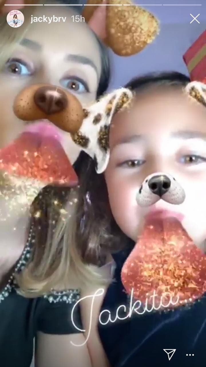 Con Jackita, su primogenita, se divirtió sacando una lengua gigante de perros.