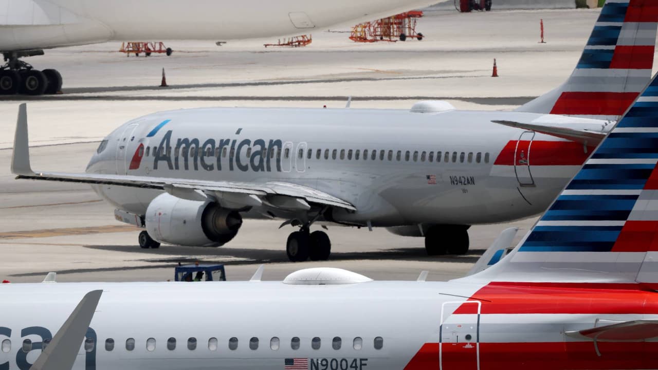 Vuelo de American Airlines hacia Phoenix se desvía por incendio de dispositivo electrónico