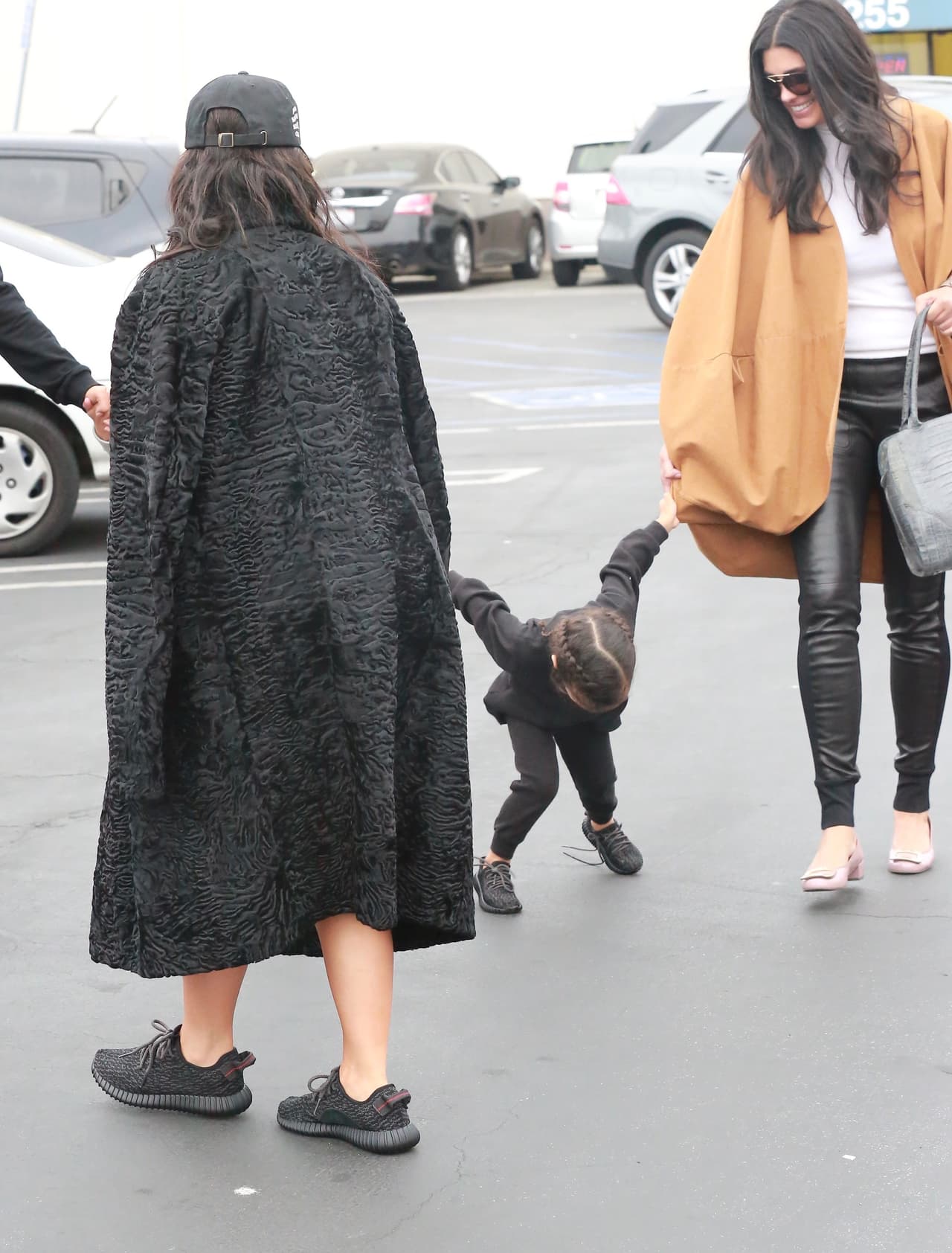 Kim ni cuenta se había dado de la caída de su nena.