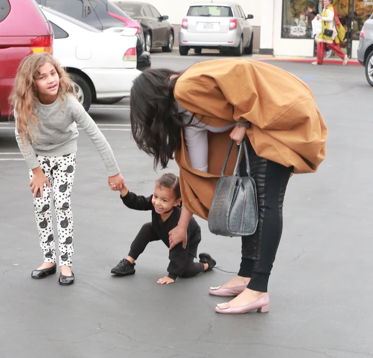 De inmediato la ayudaron a ponerse de pie.