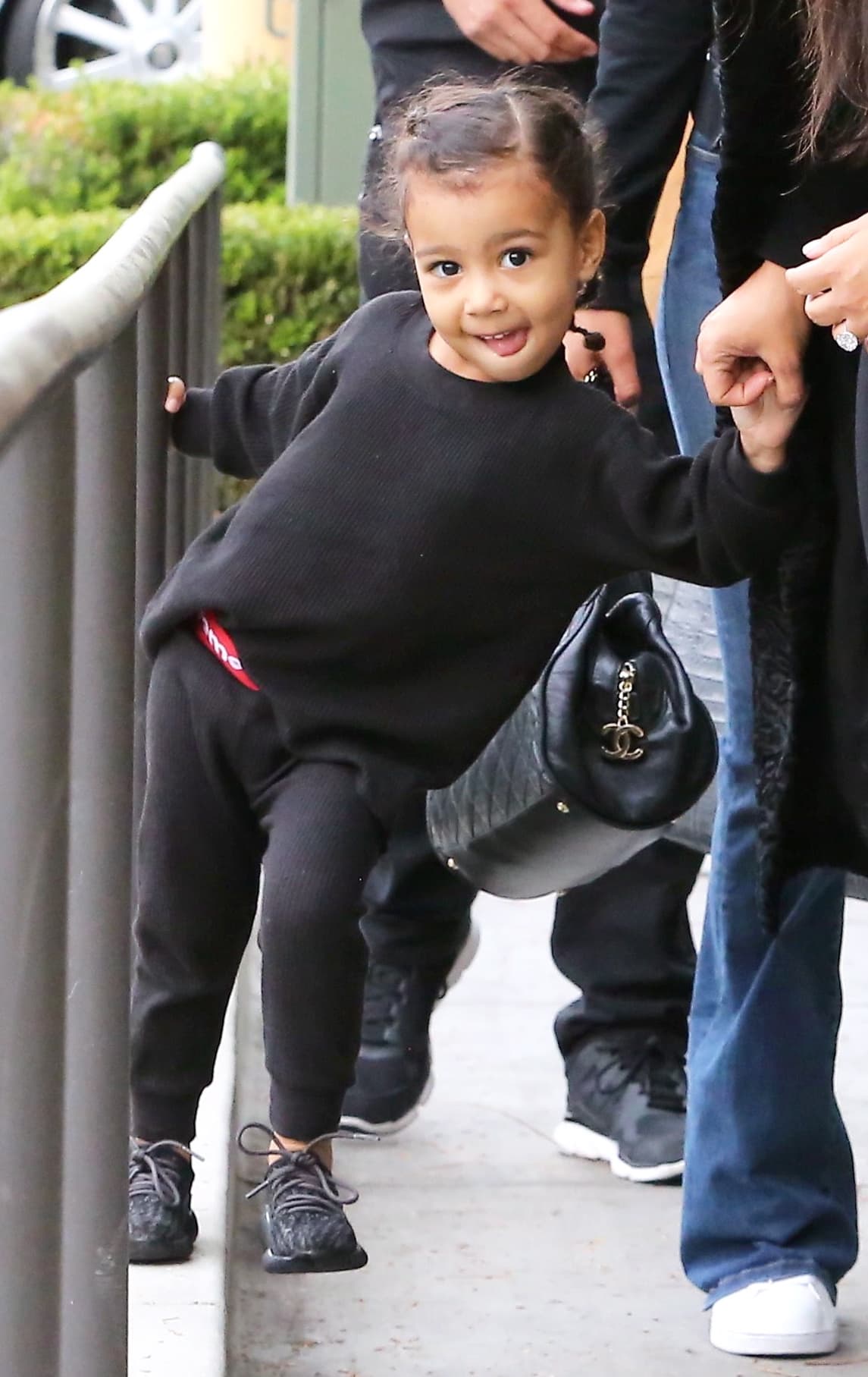 Aunque Kim le pedía que se apresurara, Nori se tomó su tiempo para divertirse.