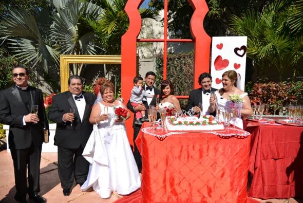 Junto al reverendo Pedro Martínez, los novios brindaron porque su felicidad sea eterna.