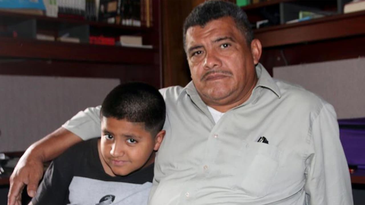 Pastor hispano refugiado en santuario desde 2017 se reúne con su familia