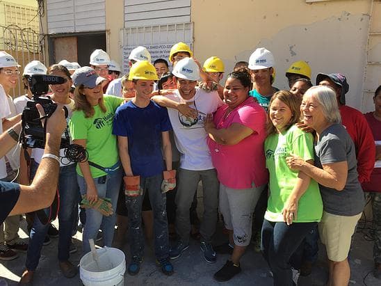 Johnny Lozada ayuda a familias de bajos recursos en PR