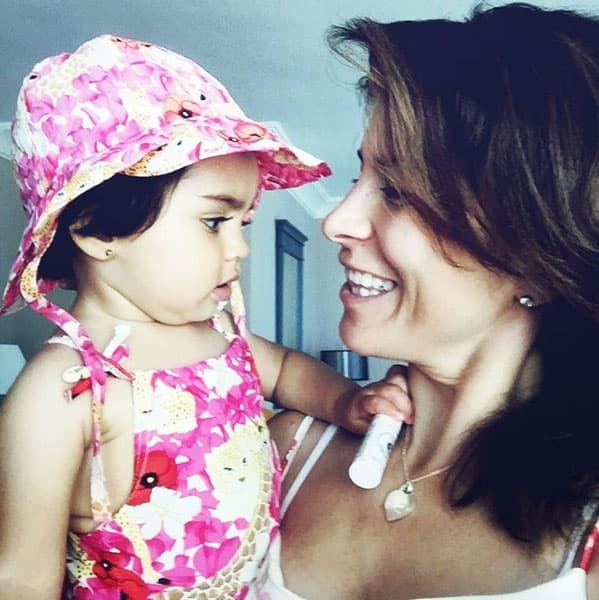 Pero al tenerla en sus brazos supo que no había mejor lugar que estar al lado de su hija.