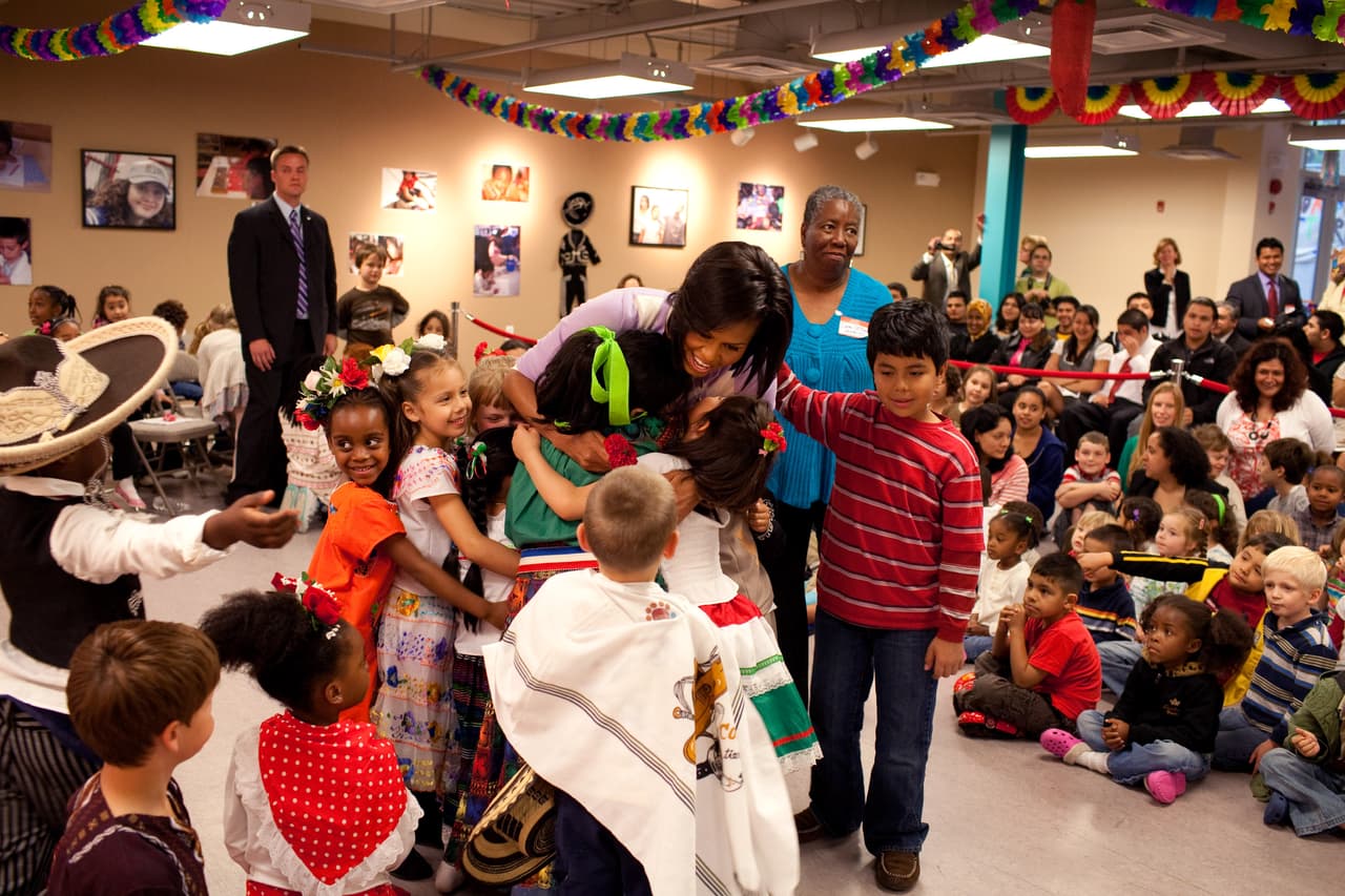 En el primer año de la era Obama, la pareja presidencial celebró el 5 de mayo en la Casa Blanca con un discurso del presidente junto a su equipo. Ese mismo día Michelle Obama visitó una escuela bilingüe para conmemorar la fecha mexicana.