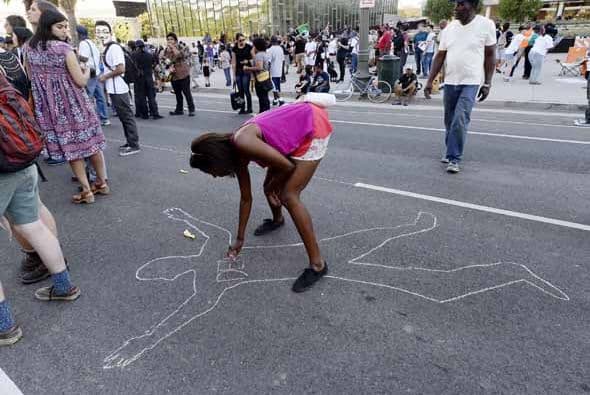 Angelinos alzaron su voz por los recientes casos de muerte, resultados del exceso de fuerza policial durante detenciones. En lo que va de agosto, por lo menos cuatro arrestos terminaron en muerte o con secuelas permanentes para los sospechosos han sido reseñadas en Los Ángeles. Detalles de los casos aquí: aquí