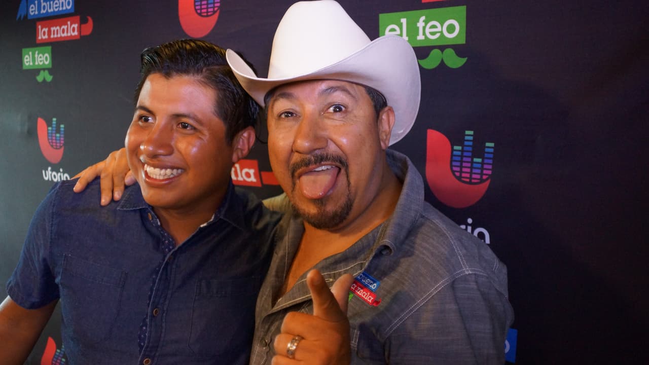 Así fue la visita de
<a href="http://www.univision.com/los-angeles/kmex/noticias/sucesos/si-no-moves-el-carro-te-lo-muevo-yo-la-amenaza-que-cumplio-el-peaton-que-tumbo-el-carrito-de-un-vendedor-de-elotes">Benjamín Ramírez</a>, #ElElotero más famoso del mundo en
<a href="https://www.facebook.com/buenomalafeo/?fref=ts"> 'El Bueno, La Mala y El Feo'.</a>