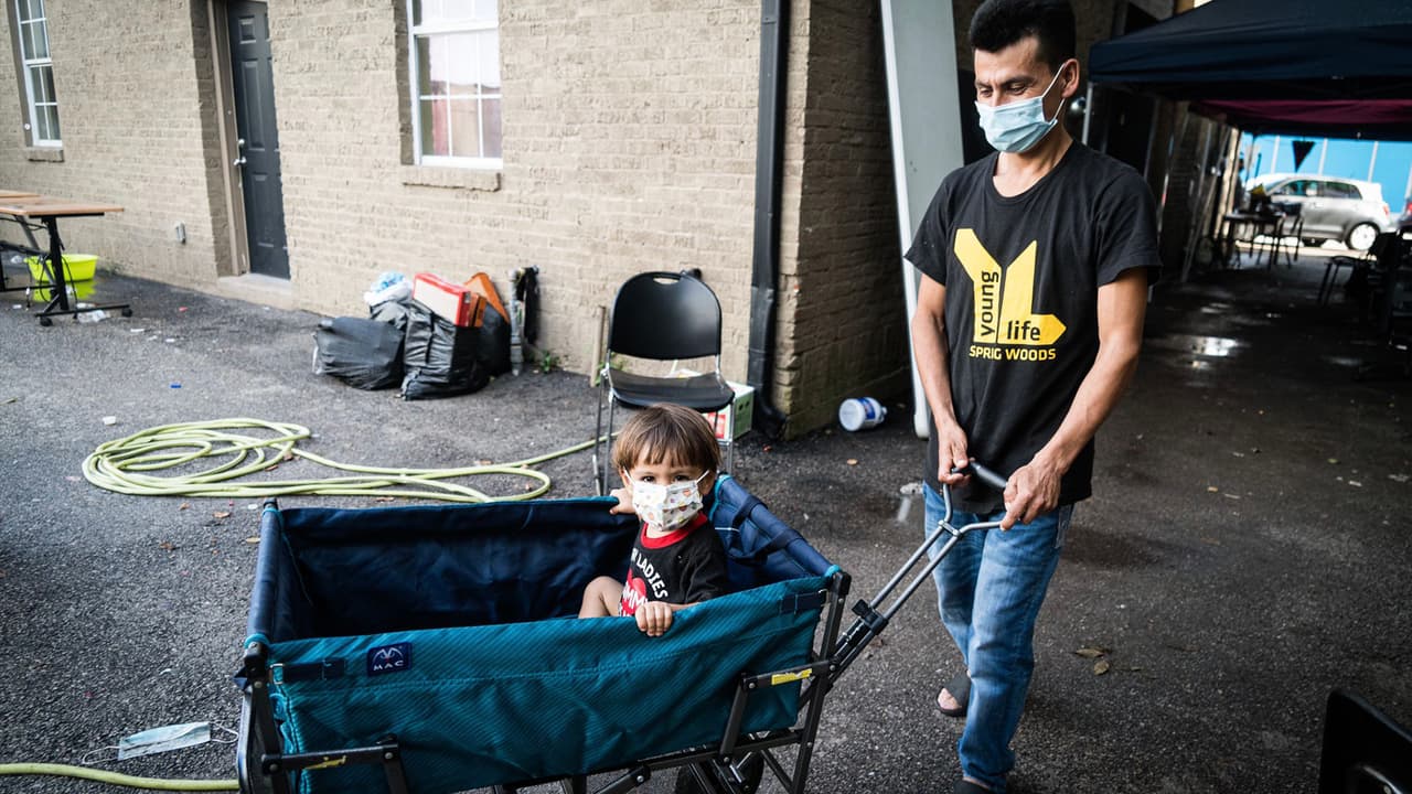 En la vivienda se les brinda comida, cama y transporte al aeropuerto para quienes necesiten viajar a otras ciudades aunque los voluntarios se aseguran que cada inmigrante cuente con una prueba negativa de 
<a href="https://www.univision.com/temas/coronavirus">covid-19</a>.