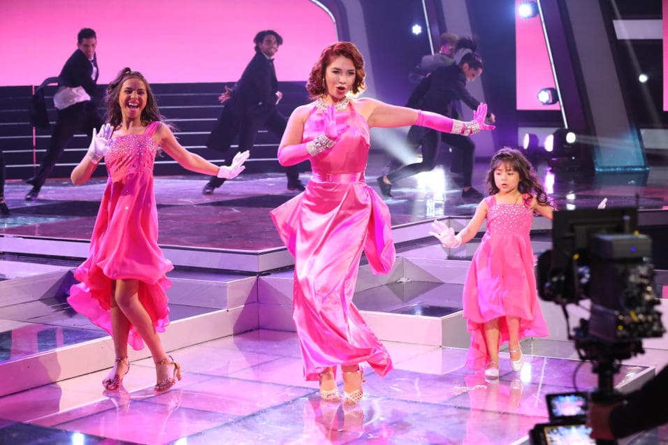 Daniela Luján se convirtió en toda una 'Chica Material' junto a los Mega Minis. 
<b><a href="http://www.univision.com/shows/pequenos-gigantes/daniela-lujan-se-convirtio-en-toda-una-chica-material-junto-a-los-mega-minis-video" target="_blank">Mira el VIDEO</a></b>