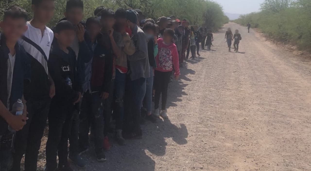 En menos de 24 horas 90 inmigrantes se entregan a la Patrulla Fronteriza en Three Points, al oeste de Tucson. En mayo, 19,902 inmigrantes indocumentados fueron encontrados ingresando ilegalmente a EEUU.
<br>