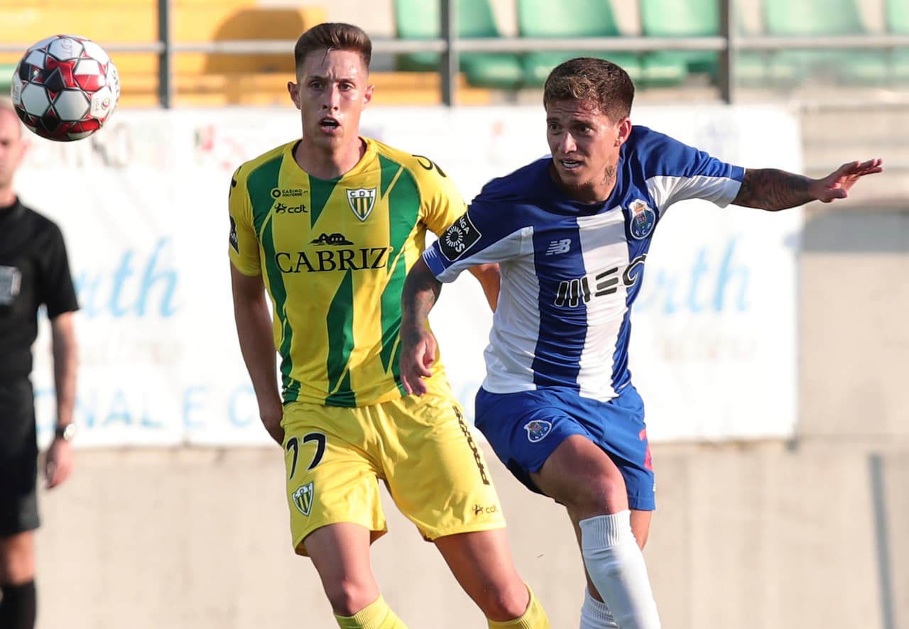 Otavio del Porto comienza muy enchufado al partido pidendo el balón y moviendose a los espacios de manera correcta.