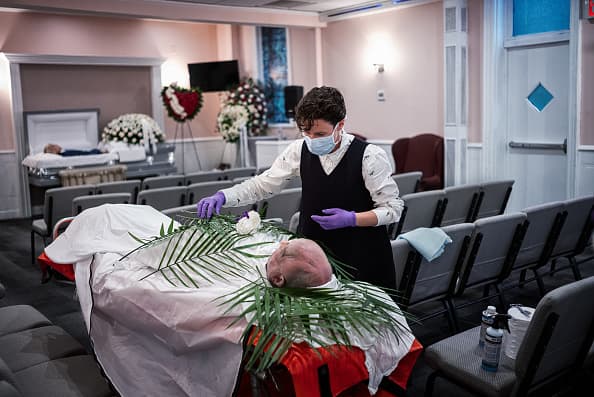 Ella se encarga de preparar los cuerpos de los difuntos.