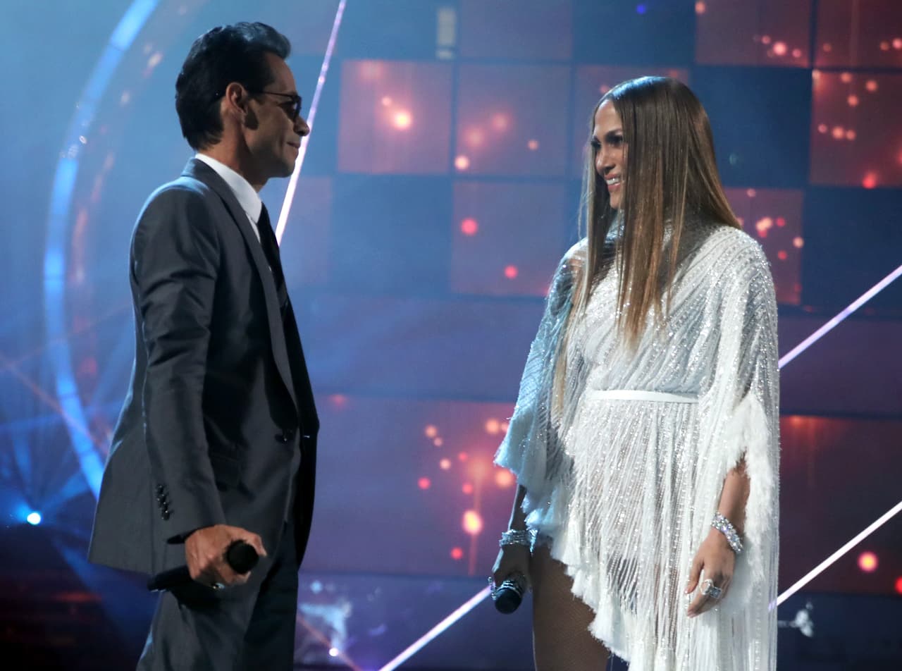 <a href="http://musica.univision.com/artistas/marc-anthony"><b>Marc Anthony</b></a> quedó prendido de la belleza de J.Lo (quien estaba profundamente dolida por el plantón que le hizo Ben), así es que empezaron una relación ¡prohibida!, pues el cantante era un hombre casado, pero dicho estatus no fue impedimento para que se amaran y juraran amor eterno una tarde de febrero del 2004, solo tres días después de que Marc firmó la disolución de su matrimonio con la ex Miss Universo Dayanara Torres.
<br>