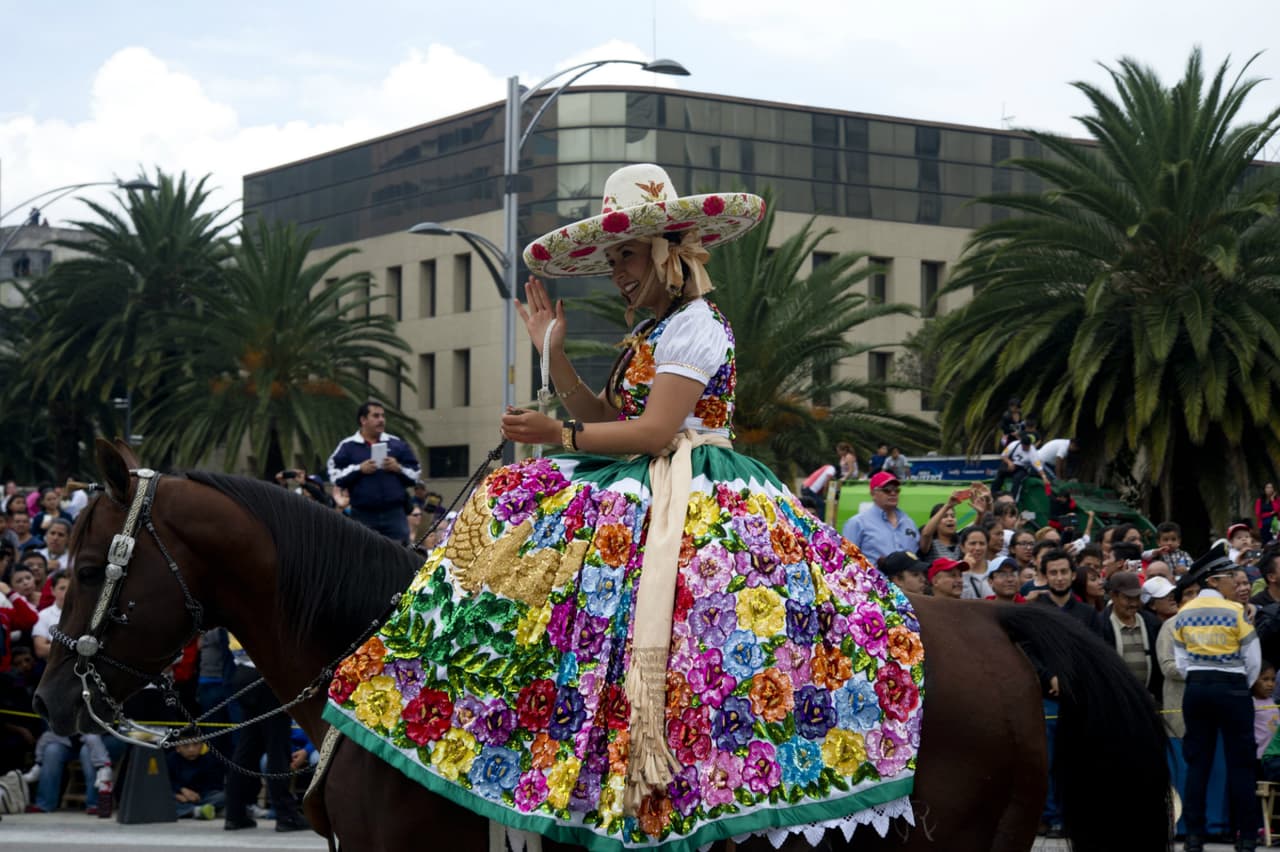 Este desfile también estuvo lleno de color con la presencia de miembros del Lienzo Charro.