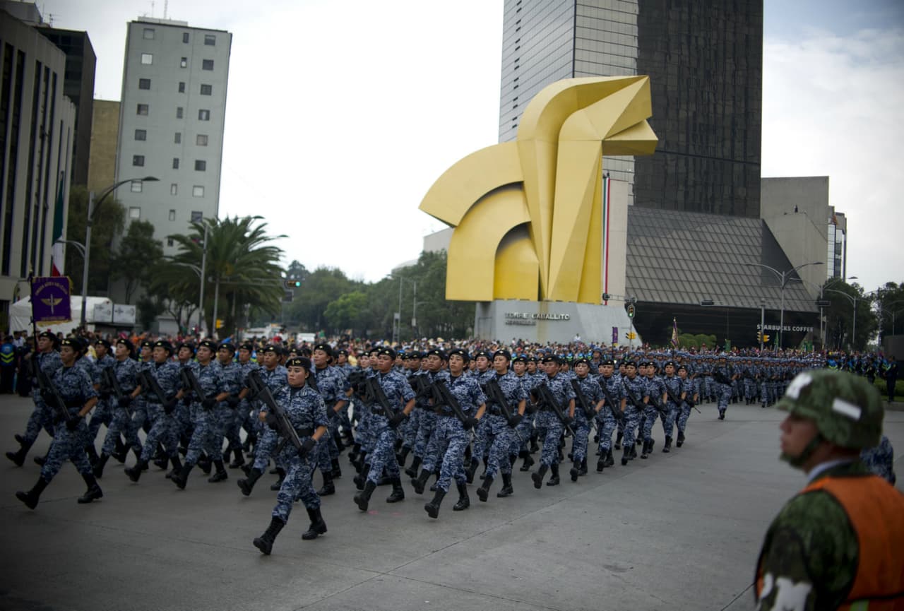 Diversas tropas del Ejercito partieron del Zócalo capitalino bajo la mira del público presente.